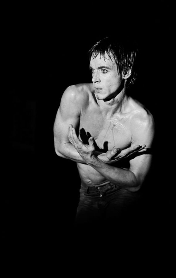 ”Iggy Pop" Från Raw Power, Dad's Dancehall, Copenhagen 1977 är ett verk av Mats Bäcker. Signerad och daterat fotografi, Mats Bäcker -12 på baksidan, numrerad AP. Seleniumtonad silvergelatin fotografi 2012, 25 x 20 cm. Monterad med glas i vit träram 43,5 x 37 cm.