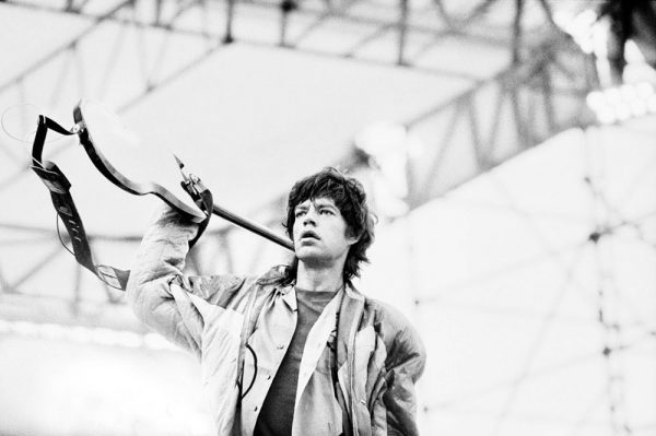 På 1970 och 80-talet var Mats Bäcker en av Sveriges mest profilerade konsertfotografer. Han följde dåtidens stora artister på uppdrag av musikpressen, men var även pionjär när han följde nystartade band som U2 och Imperiet. Moderna Museet ställde ut ett urval av Mats Bäckers fotografier 1989. Bilden är tagen vid The Rolling Stones konsert på Ullevi, Göteborg, 19 Juni 1982.