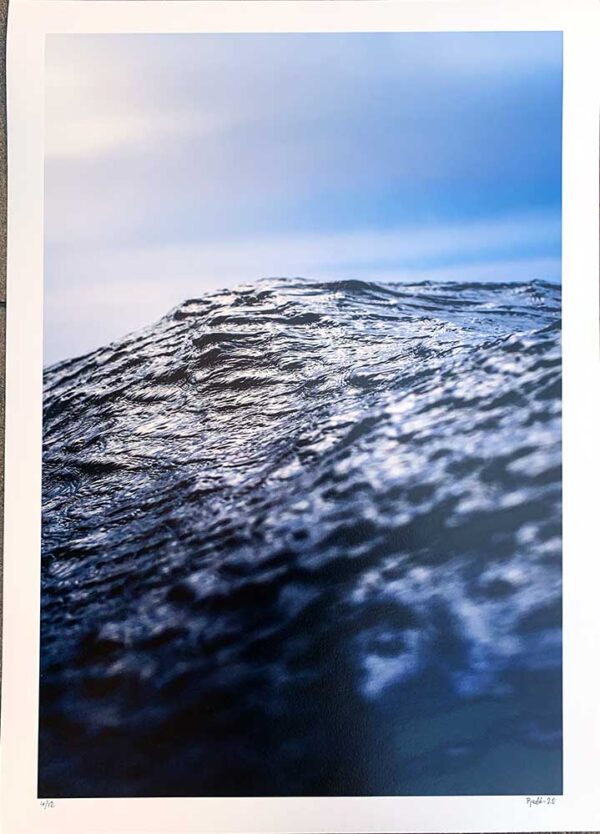 "Blått" är ett konstverk av Gustav Rudd gjort år 2020. Tekniken är fotografi och det finns i en upplaga på 12 exemplar. Verket mäter 46 x 66 cm.