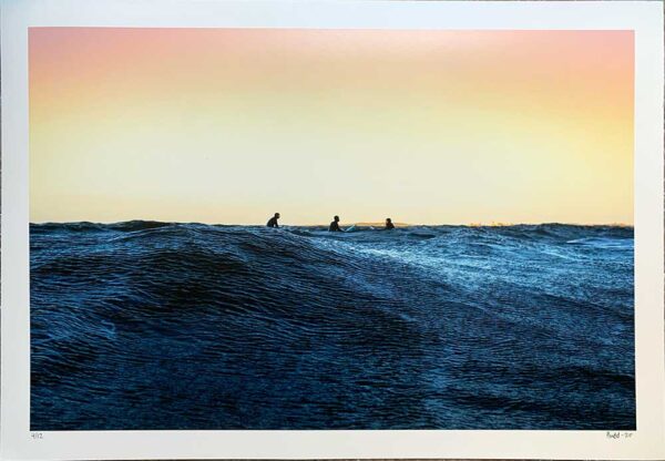 "Tre surfare" är ett konstverk av Gustav Rudd gjort år 2020. Tekniken är fotografi och det finns i en upplaga på 12 exemplar. Verket mäter 46 x 66 cm.