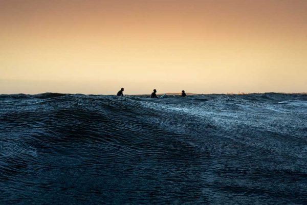 "Tre surfare" är ett konstverk av Gustav Rudd gjort år 2020. Tekniken är fotografi och det finns i en upplaga på 12 exemplar. Verket mäter 46 x 66 cm.