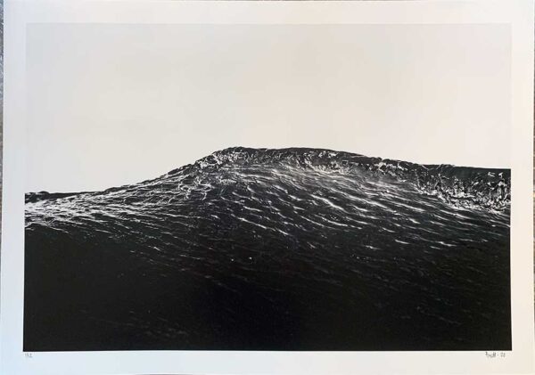 "Vågdetaljer" är ett konstverk av Gustav Rudd gjort år 2020. Tekniken är fotografi och det finns i en upplaga på 12 exemplar. Verket mäter 46 x 66 cm.