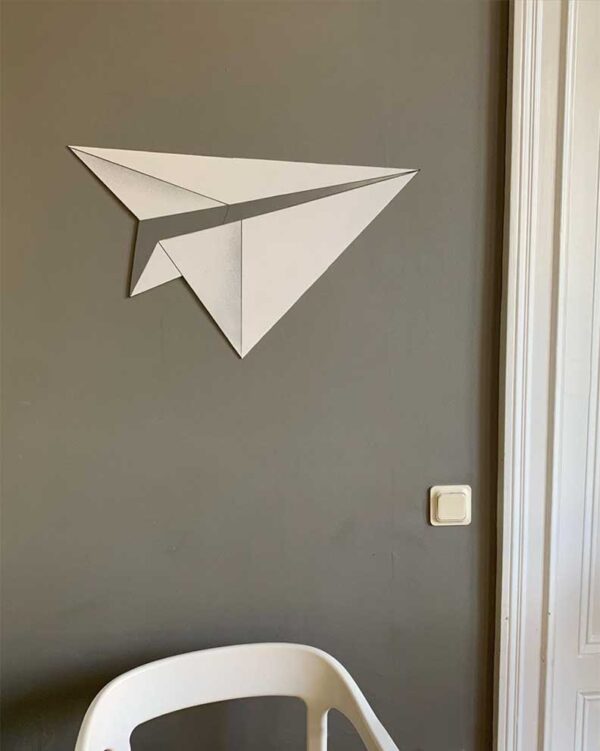 "Paper bird plane” är ett konstverk av Tonk the Trooper gjort år 2020. Tekniken är Akryl och lackfärg på skuren kanalplast och finns i en upplaga på 1 unikt exemplar. Verket mäter 37 x 59 cm.