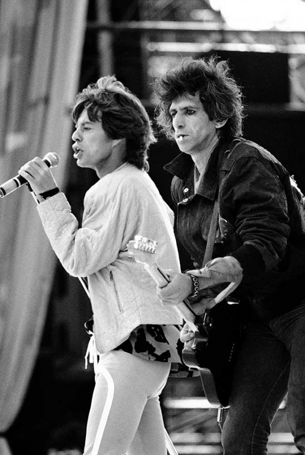"Glimmer Twins” är ett fotografi på Mick Jagger och Keith Richards taget av Mats Bäcker 1982 på Ullevi i Göteborg. Framställt som silvergelatin år 2020 i en upplaga på 7 exemplar. Varje verk levereras med vit träram och reflexfritt glas, med totalt mått 117 x 80 cm.