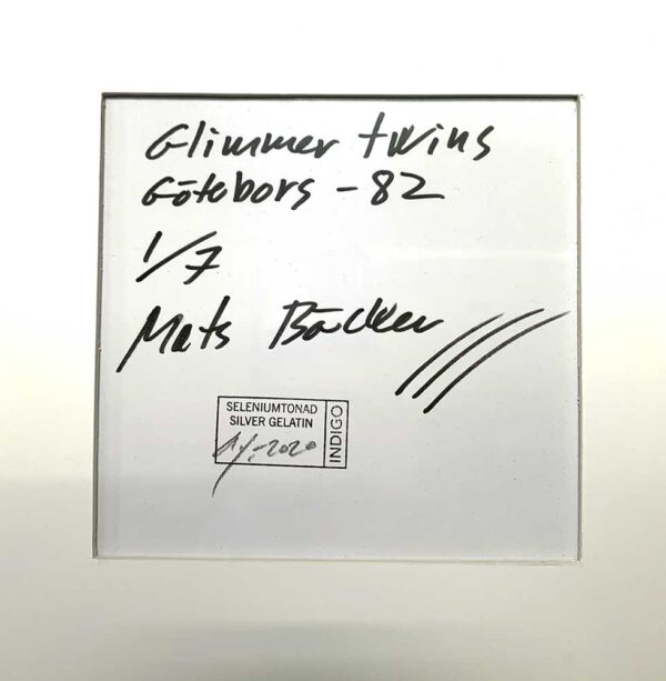 ”Glimmer Twins” är ett fotografi på Mick Jagger och Keith Richards taget av Mats Bäcker 1982 på Ullevi i Göteborg. Framställt som silvergelatin år 2020 i en upplaga på 7 exemplar. Varje verk levereras med vit träram och reflexfritt glas, med totalt mått 117 x 83,5 cm.
