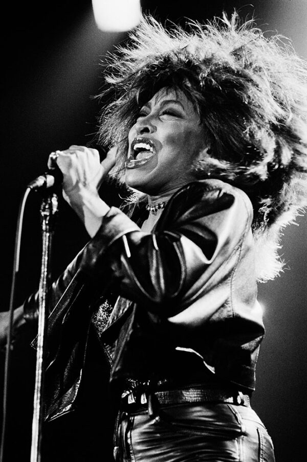 "Tina Turner” är ett fotografi av Tina Turner taget av Mats Bäcker 1985. Detta exemplar framställt manuellt som silvergelatin i en upplaga på 7 exemplar. Verket levereras med vit träram och reflexfritt glas, med totalt mått 90 x 60 cm.