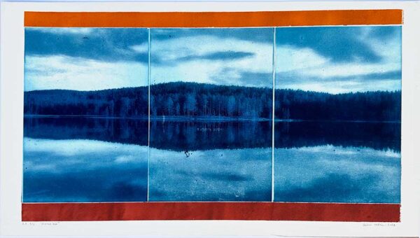 ”Molnet blå” är ett konstverk av Cecilia Uhlin. Det är en fotopolymer/etsning gjord 2022 i en upplaga om 3 exemplar och mäter 37 x 67 cm, med en bildyta på 34 x 60 cm. Signerat och numrerat på framsidan av konstnären.