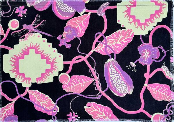 ”Imaginary garden, black” är ett verk av Amanda Sartori Leksell gjort år 2023. Verket är screentryck på lin, monterat med sytråd på papper och finns i en upplaga på 1 unikt exemplar. Verket mäter 46 x 65 cm och pappret det är monterat på mäter 50 x 70 cm.