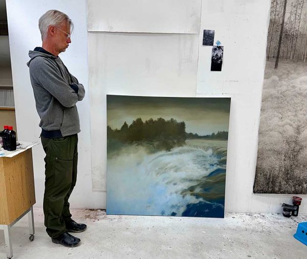 "Mitt i natten" är en oljemålning på duk av Stefan Lindqvist, målad år 2010. Konstverket mäter 120 x 120 cm. Signerat på baksidan av konstnären.