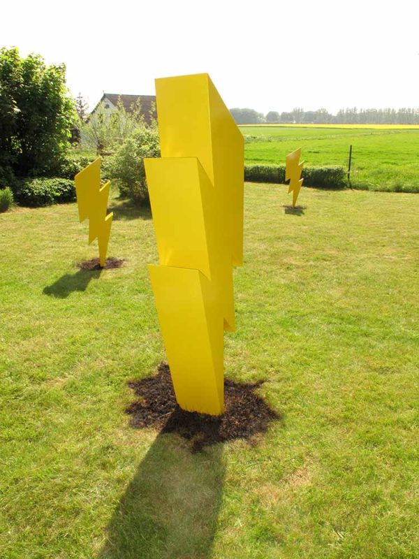”Three Lightning Bolts” av konstnärsduon Diagram (Anders Granberg & Lars Lengquist). Lackade skulpturer gjorda i syrafast plåt, med fästen för markinstallation. 1 st 240 x 60 x 30 cm, vikt ca 35 kg. 2 st 190 x 25 x 50 cm, vikt ca 25 kg. Priset avser alla tre totalt, kontakta galleriet för enstaka exemplar!
