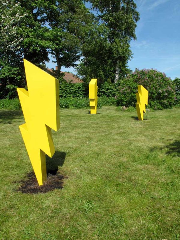 ”Three Lightning Bolts” av konstnärsduon Diagram (Anders Granberg & Lars Lengquist). Lackade skulpturer gjorda i syrafast plåt, med fästen för markinstallation. 1 st 240 x 60 x 30 cm, vikt ca 35 kg. 2 st 190 x 25 x 50 cm, vikt ca 25 kg. Priset avser alla tre totalt, kontakta galleriet för enstaka exemplar!