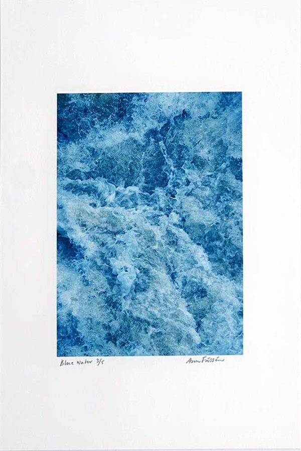 ”Blue water” är ett verk av Ann Frössén gjort år 2025. Tekniken är fotocollage, digitalt pigmenttryck på papper och finns i en upplaga av 5. Verket mäter 30 x 20 cm, tryckytan är 17 x 13 cm. Signerat och numrerat av konstnären.