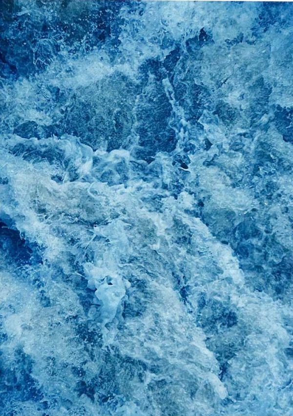 ”Blue water” är ett verk av Ann Frössén gjort år 2025. Tekniken är fotocollage, digitalt pigmenttryck på papper och finns i en upplaga av 5. Verket mäter 30 x 20 cm, tryckytan är 17 x 13 cm. Signerat och numrerat av konstnären.
