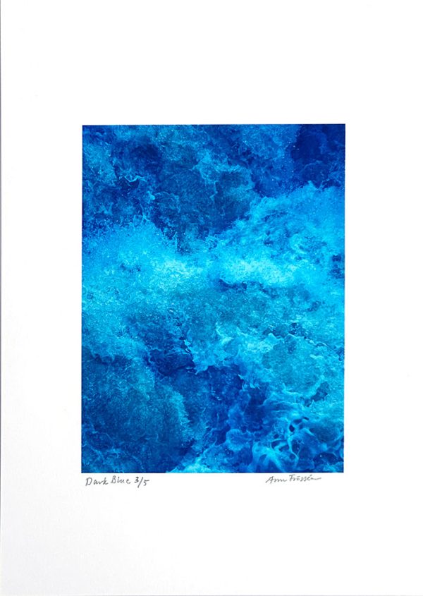 ”Dark Blue” är ett verk av Ann Frössén gjort år 2025. Tekniken är fotocollage, digitalt pigmenttryck på papper och finns i en upplaga av 5. Verket mäter 30 x 20 cm, tryckytan är 17 x 13 cm. Signerat och numrerat av konstnären.