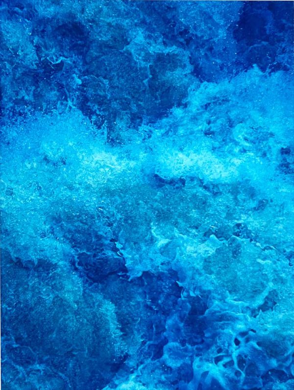 ”Dark Blue” är ett verk av Ann Frössén gjort år 2025. Tekniken är fotocollage, digitalt pigmenttryck på papper och finns i en upplaga av 5. Verket mäter 30 x 20 cm, tryckytan är 17 x 13 cm. Signerat och numrerat av konstnären.