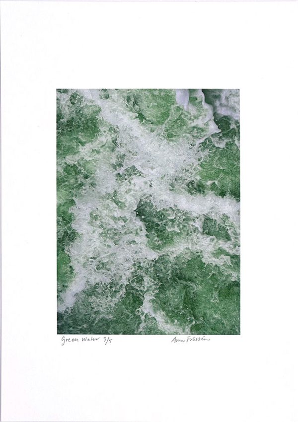 ”Green Water” är ett verk av Ann Frössén gjort år 2025. Tekniken är fotocollage, digitalt pigmenttryck på papper och finns i en upplaga av 5. Verket mäter 30 x 20 cm, tryckytan är 17 x 13 cm. Signerat och numrerat av konstnären.