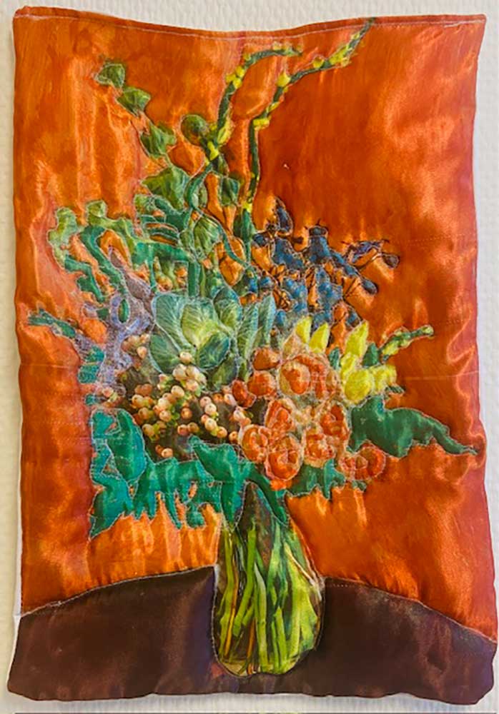 "Orange blomma" är ett konstverk av Moa-Matilda Nilsson. Det är digitaltryck på polyester, med quiltning och broderi gjort 2025 i ett unikt exemplar och mäter 32 x 22 cm.