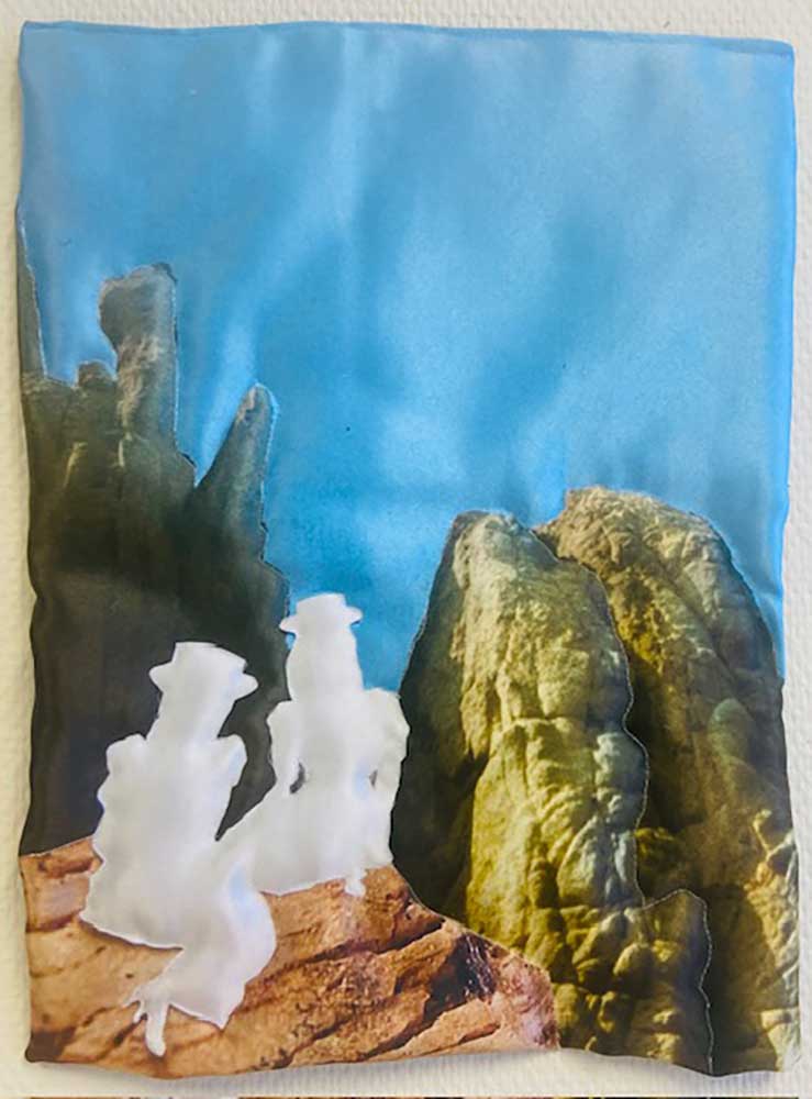 "Picnic at Hanging rock" är ett konstverk av Moa-Matilda Nilsson. Det är digitaltryck på polyester, med quiltning och broderi gjort 2025 i ett unikt exemplar och mäter 60 x 40 cm.