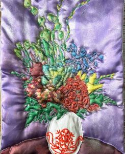 Lila blomma med broderi