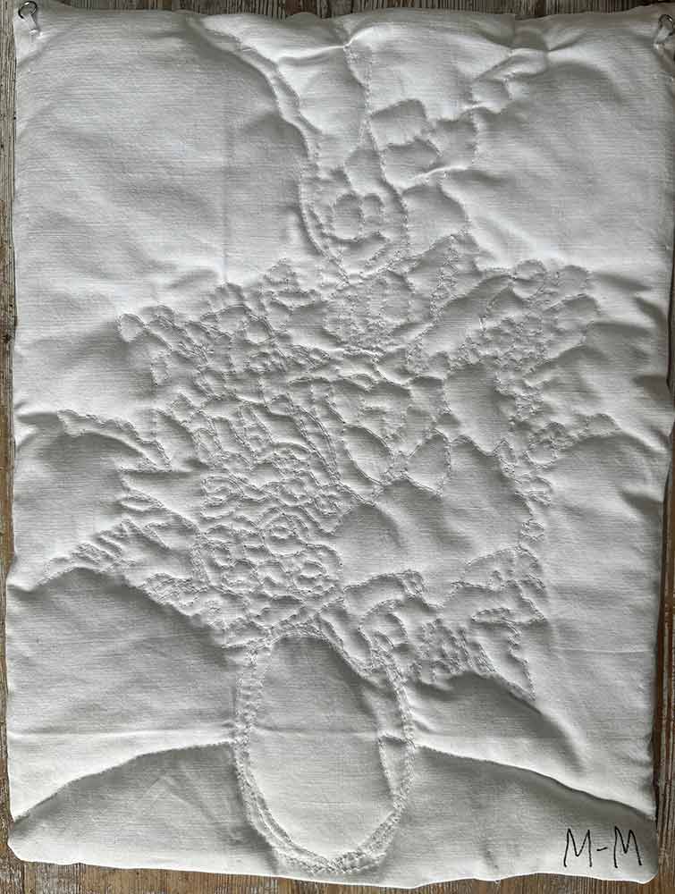 "Lila blomma med broderi" är ett konstverk av Moa-Matilda Nilsson. Det är digitaltryck på polyester, med quiltning och broderi gjort 2025 i ett unikt exemplar och mäter 33 x 25 cm.