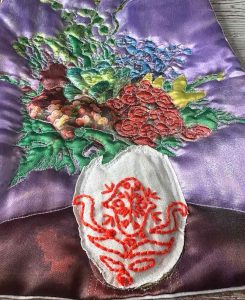 Lila blomma med broderi