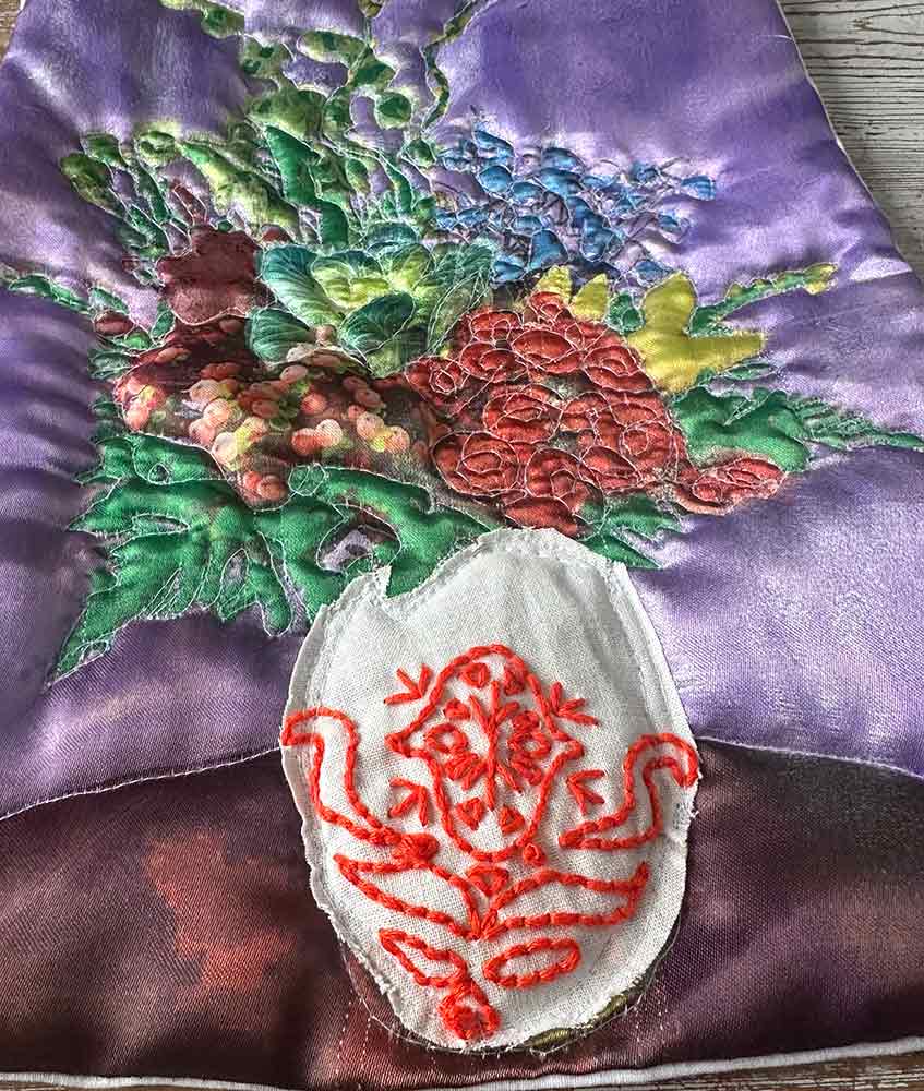 "Lila blomma med broderi" är ett konstverk av Moa-Matilda Nilsson. Det är digitaltryck på polyester, med quiltning och broderi gjort 2025 i ett unikt exemplar och mäter 33 x 25 cm.