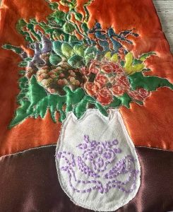Orange blomma med broderi